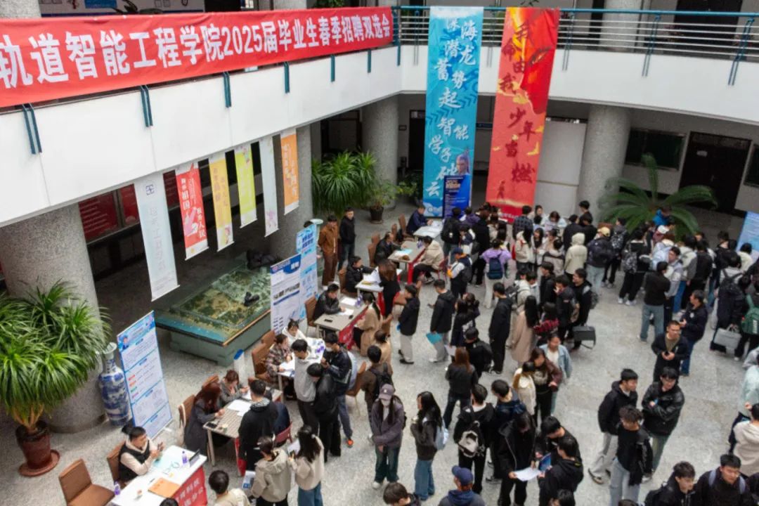 91网站
举办2025届毕业生春季招聘双选会